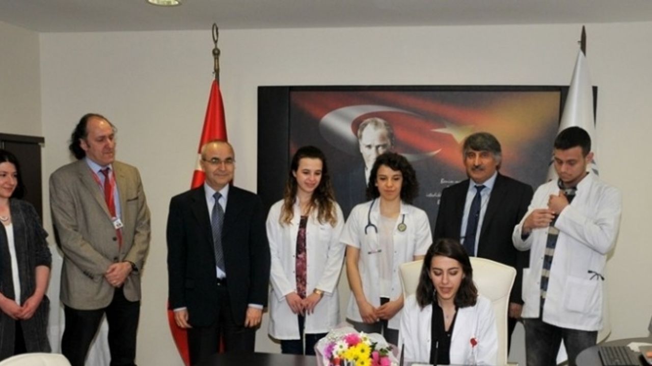 Tıp Bayramı’nda intörn doktor dekan koltuğuna oturdu