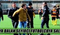 Sahaya Dalan Seyirci Futbolcuya Saldırdı