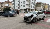 Otomobiller Kavşakta Çarpıştı, 2 Yaralı