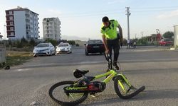 Bisikleti İle Otomobile Çarpan Çocuk Yaralandı