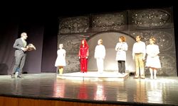 İzmir Devlet Tiyatroları Karaman’da Duygu Dolu Anlar Yaşattı