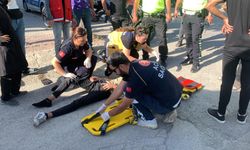 Sollamak İstediği Otomobile Çarparak Savrulan Motosiklet Sürücüsü Yaralandı