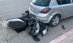 Karaman'da Park Halindeki Otomobile Çarpan Motosiklet Parçalandı: 1 Yaralı