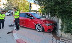 İki Otomobilin Çarpıştığı Kazada Yayanın Kıl Payı Kurtulması Kamerada