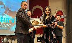 Sahnede Babası İsa Oğuz’un Hatırasını Yaşattı