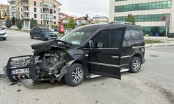 Karaman'da iki hafif ticari araç çarpıştı: 2 yaralı