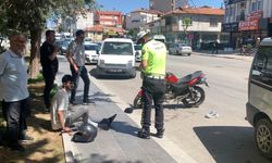 KARAMAN’DA OTOMOBİLLE ÇARPIŞAN MOTOSİKLET SÜRÜCÜSÜ YARALANDI