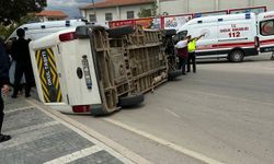 KAVŞAKTA İKİ ARAÇ BİRBİRİNE GİRDİ, ANNE HASTANELİK