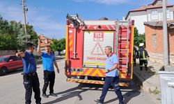 EVDEN YÜKSELEN YOĞUN DUMAN İTFAİYE VE POLİSİ HAREKETE GEÇİRDİ