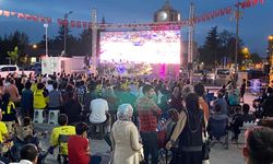 AKTEKKE MEYDANINA KURULAN DEV SİNEVİZYONDA MAÇ HEYECANI