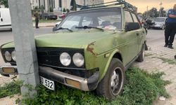 KARAMAN'DA DİREĞE ÇARPAN OTOMOBİLİN SÜRÜCÜSÜ KAZAYI YARA ALMADAN ATLATTI