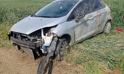 KARAMAN’DA OTOMOBİL TARLAYA DEVRİLDİ: 1 YARALI