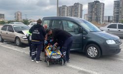KARAMAN'DA IŞIKTA BEKLEYEN HAFİF TİCARİ ARACA OTOMOBİL ARKADAN ÇARPTI: 1 YARALI