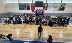 KARAMAN LİSESİ MEZUNLARI KEPLERİNİ FİLİSTİNLİ ÇOCUKLAR İÇİN FIRLATTI