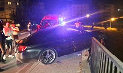 Karaman’da kontrolden çıkan otomobil demir bariyere çarparak asılı kaldı