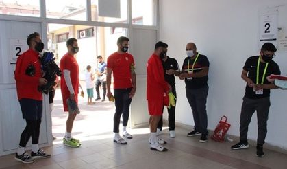 Maç İçin Stadyuma Gelen Futbolcuların Ateşi Ölçüldü