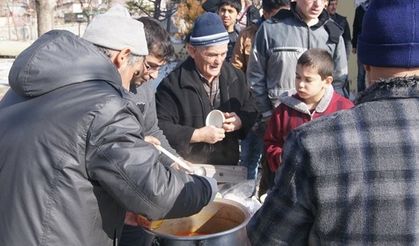 KUR’AN ÖĞRENEN CEMAAT ARABAŞI DAĞITIYOR