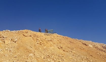 Tır Şarampole Devrildi: Şoför ve Yolcu Ölümden Döndü!
