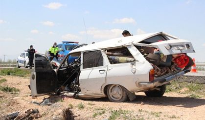 Uyarı Levhasına Çarparak Takla Atan Otomobildeki 2 Kişi Ölümden Döndü