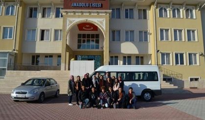 Liseli Öğrencilerden Güldere İlkokuluna Anlamlı Ziyaret