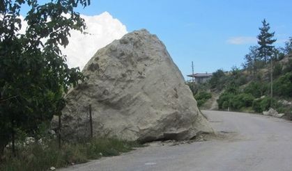 Karaman’da Dev Kaya Parçası Köy Yoluna Düştü