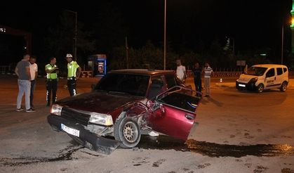 Karaman’da Otomobil İle Hafif Ticari Araç Çarpıştı: 2 Yaralı