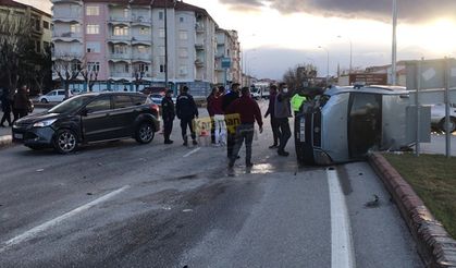 Kaza Sonrası Hafif Ticari Araç Yan Yattı