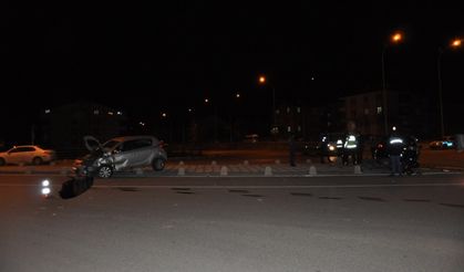 Karaman’da Çarpışan Otomobiller Kaldırıma Savruldu: 1 Yaralı