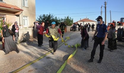 Karaman’da Evlerinin Aşenesi Yanan Anne İle Oğlu Gözyaşlarına Hakim Olamadı