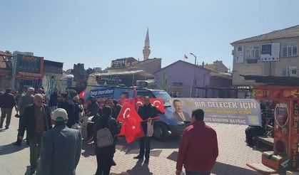 İYİ Parti Halka Çam Fidanı Dağıttı