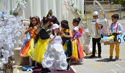 Minik Öğrencilerden 'Muhteşem' Geri Dönüşüm Defilesi