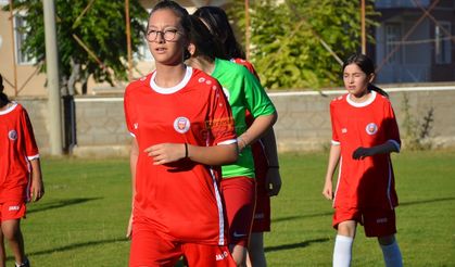 Kız Futbol Takımı İlk Antrenmanına Çıktı