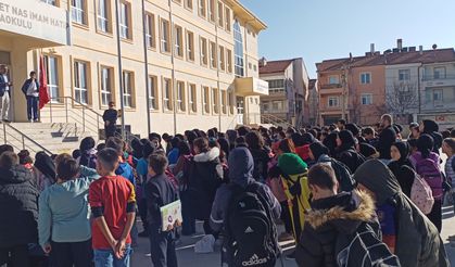 Bayrak Töreninde İstiklal Marşını Şehit Babası Söyletti