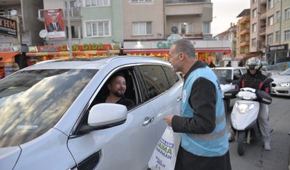 İftara Yetişemeyenlere İftarlık Dağıttı