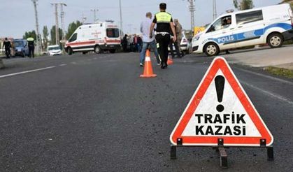 Kontrolden Çıkan Otomobil Durakta Bekleyenlere Çarptı!
