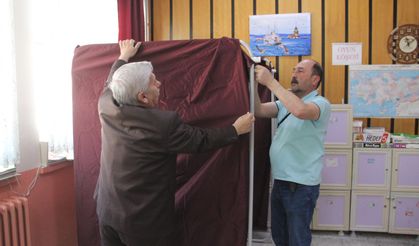 Karaman’da Okullara Sandık ve Oy Kullanma Kabinleri Yerleştirildi