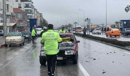 Yine Hastane Önü Yine Kaza! Yaşlı Çifte Araba Çarptı