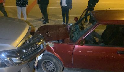 Kamyonet İle Otomobil Kafa Kafaya Çarpıştı: 3 Yaralı