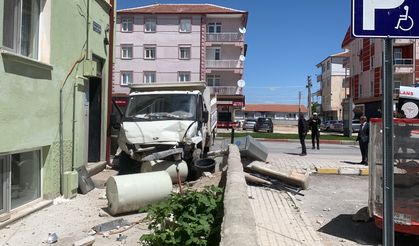 Kamyonetin Bahçe Duvarına Çarpma Anı Kameraya Yansıdı: 2 Yaralı