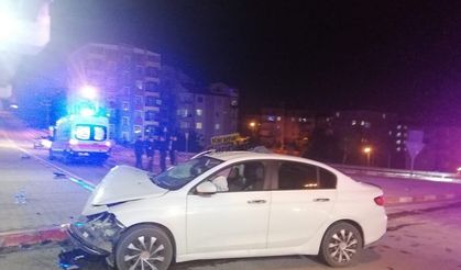2 Otomobil Kavşakta Çarpıştı: 3 Yaralı
