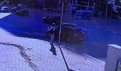 İki Otomobilin Çarpıştığı Kazada Yayanın Kıl Payı Kurtulması Kamerada