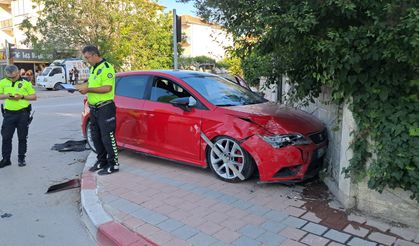 İki Otomobilin Çarpıştığı Kazada Yayanın Kıl Payı Kurtulması Kamerada