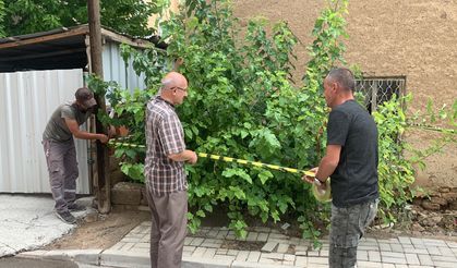 Karaman’da Sel Sularının Temeline Hasar Verdiği 2 Katlı Kerpiç Evde Önlem Alındı