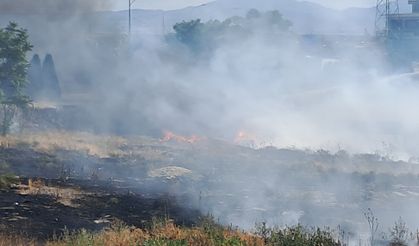 Karaman'da Boş Arazideki Kuru Otların Tutuşması Sonucu Çıkan Yangın Korkuttu