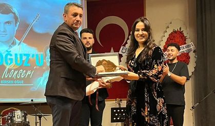Sahnede Babası İsa Oğuz’un Hatırasını Yaşattı
