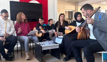 Öğrenci Ve Öğretmenlerden Yaşlılara Müzik Şöleni