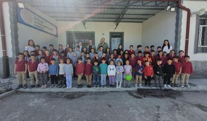 Minik Öğrencilerden Anlamlı Bayramlaşma