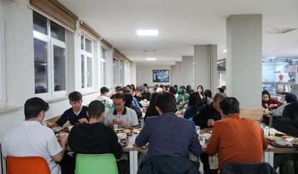 Vali Çiçekli İftarda Öğrencilerle Bir Araya Geldi