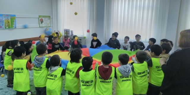 Depremzede Miniklere En Büyük Destek Akranlarından