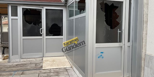 Kaldırım Taşları ile Cami’nin Camlarını Kırdı